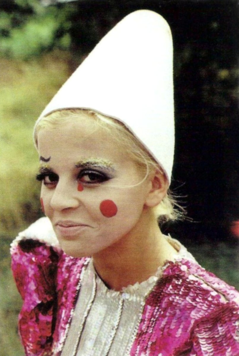 ronan_bourgeat's tweet photo. Une photo amusante de mon ami Jean Rollin qui dirige une scène de "Requiem pour un vampire" (1971) tout en étant affublé du chapeau qui sera porté par Marie-Pierre Castel 😉🎬#jeanrollin #requiempourunvampire #mariepierrecastel #surrealisme #poesie #horror #classic https://t.co/aMOymdHhrM