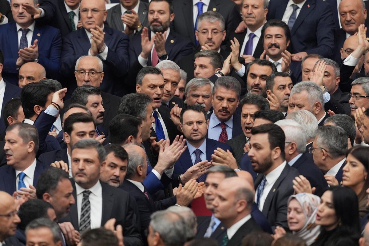 Görevine yeni başlayacak bakanlarımızın Yüce Meclis’te yemin etmesini engellemeye çalışmak, demokrasimize yönelik açık bir saldırıdır.
Her fırsatta demokratlık iddiasında bulunan bu ekibin, sürekli olarak demokrasi dışı tutumlar sergilemesine artık şaşırmıyoruz. Siz engellemeye