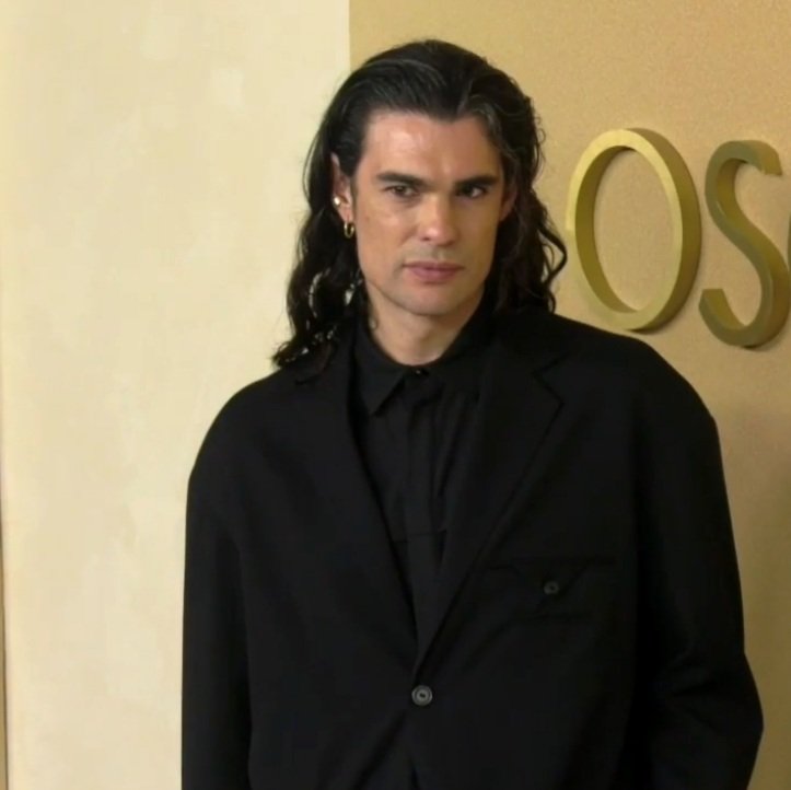 La imagen que he visto en TVE de Oliver Laxe en la gala previa a los Óscars, no es ésta pero...OSTRAS LA IMAGEN VAMPIRO TÍO BUENO...🤤🤣🤪😝😝😝
#galiciacalidade