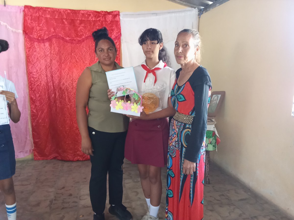 Si quieres aventura lánzate a la lectura.
En la mañana de hoy participa la educando de 6to grado Amelia en el concurso  “Sabe más, quien lee más”.