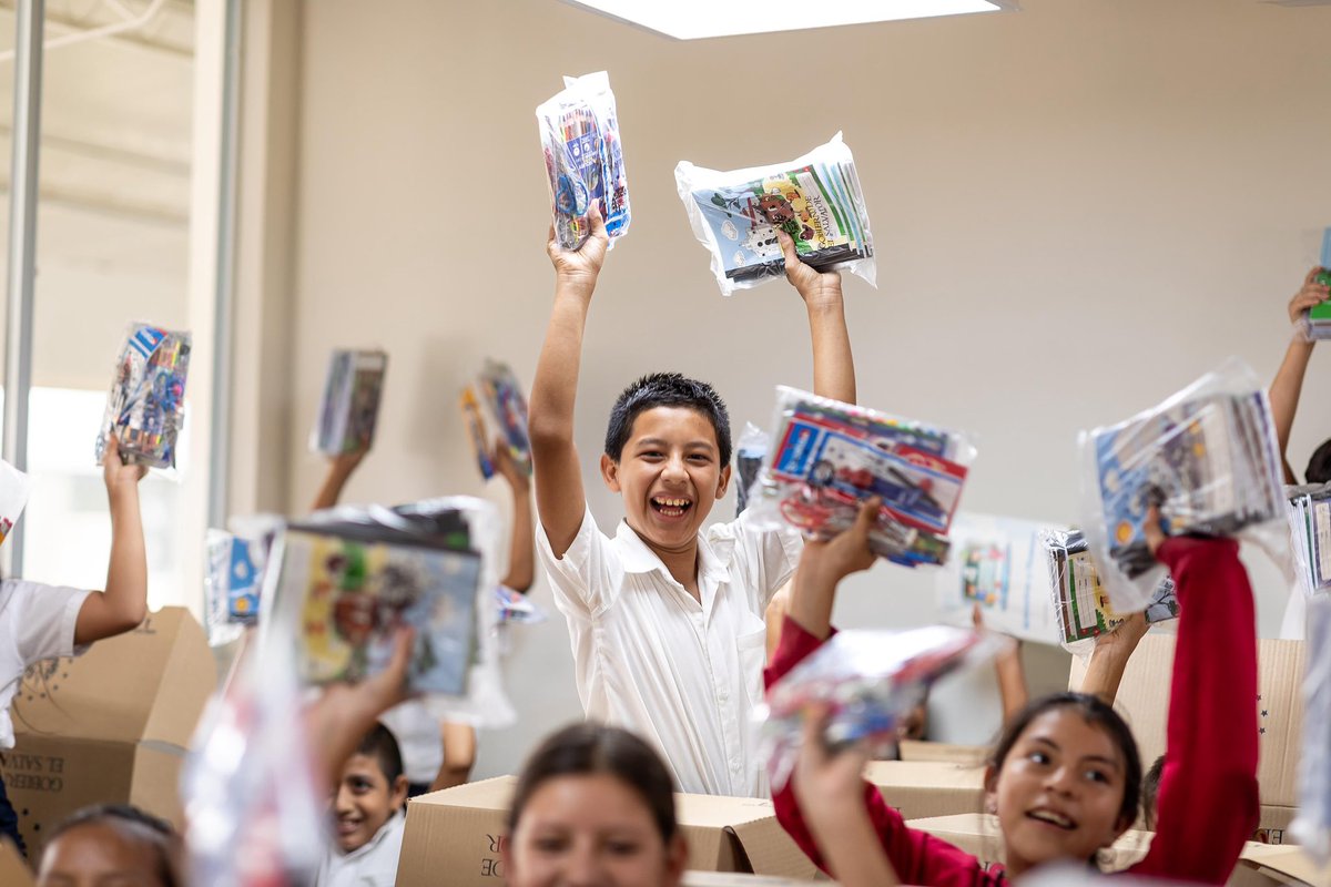 EducacionSV's tweet photo. @EmbajadaChinaSV Con este donativo, generamos oportunidades desde las aulas y preparamos a las nuevas generaciones con las habilidades tecnológicas para que se conviertan en ciudadanos competentes en la era digital. 🌐💻 https://t.co/TZrfzPTpTf