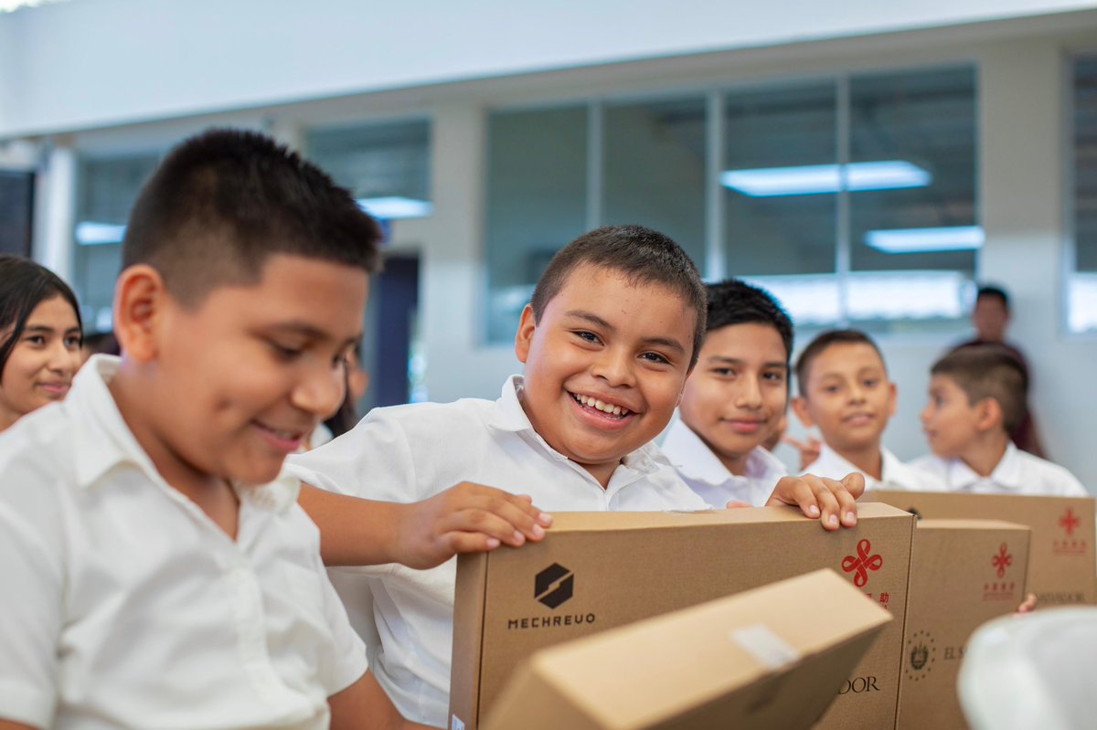 EducacionSV's tweet photo. @EmbajadaChinaSV Con este donativo, generamos oportunidades desde las aulas y preparamos a las nuevas generaciones con las habilidades tecnológicas para que se conviertan en ciudadanos competentes en la era digital. 🌐💻 https://t.co/TZrfzPTpTf
