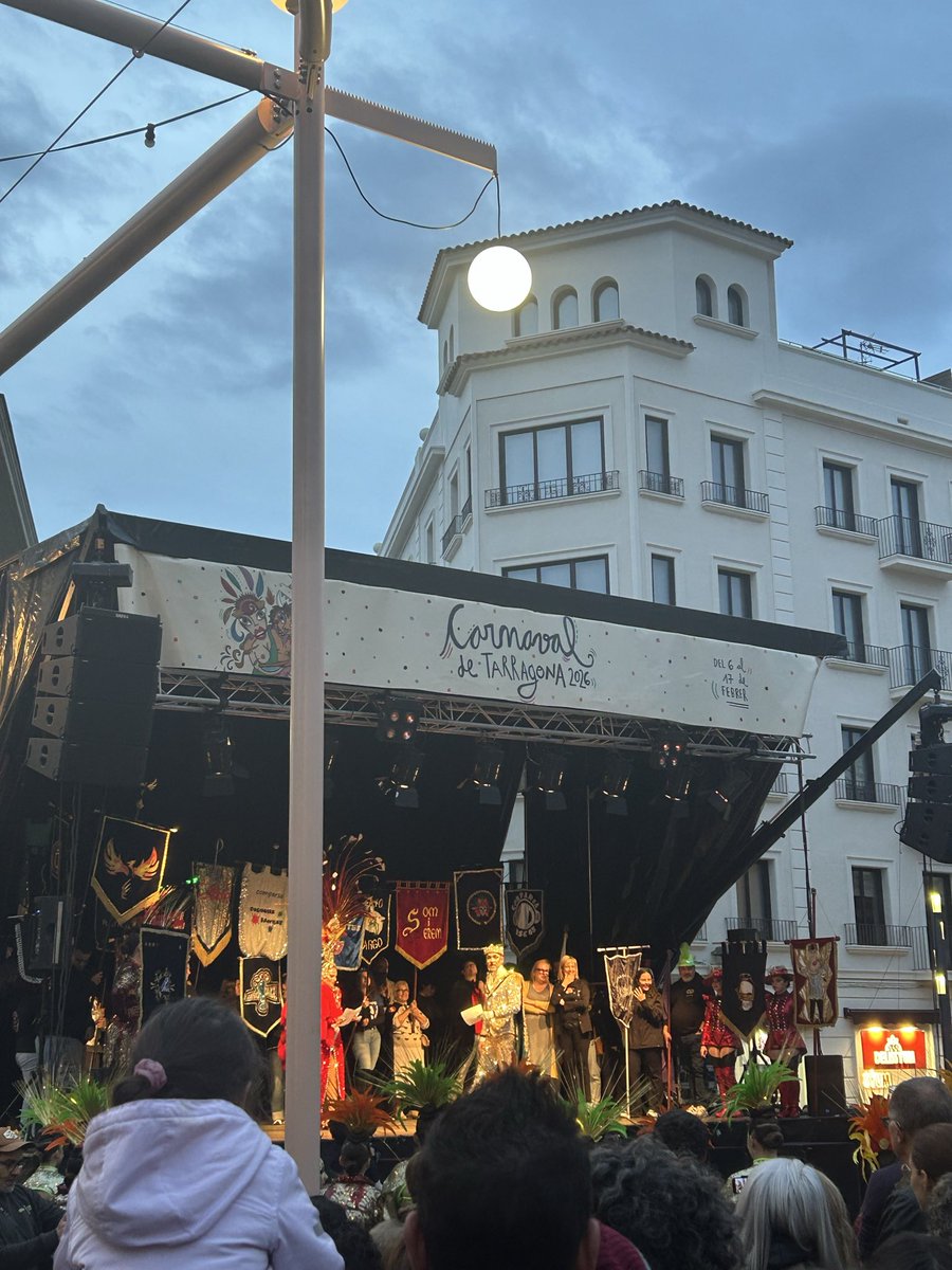 Markram_'s tweet image. En quin moment s’ha normalitzat que la Reina del carnaval no digui ni una punyetera paraula en català? @TGNcultura @TGNAjuntament