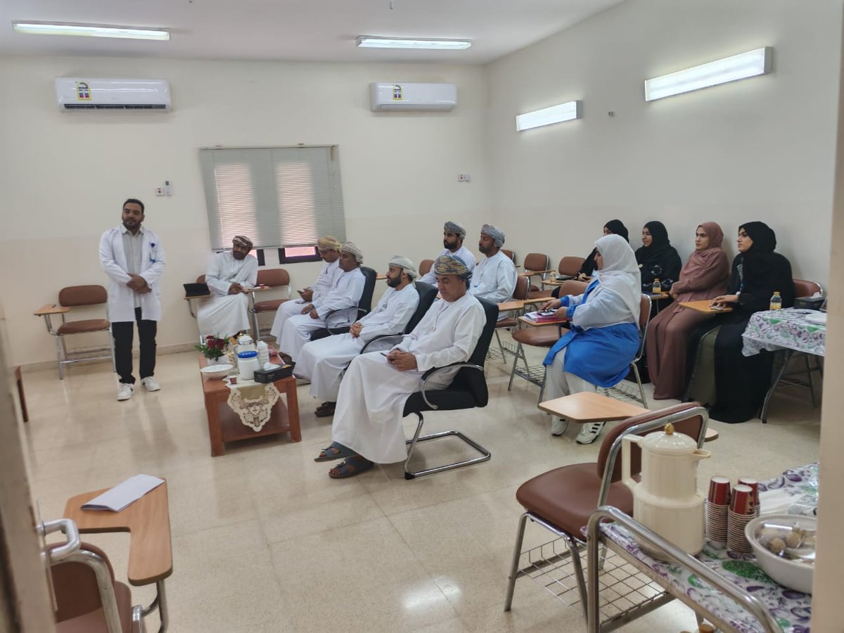 dghs_dhahirah's tweet photo. قام الدكتور أحمد بن سعيد الكلباني، المدير العام، اليوم بزيارةٍ تفقديةٍ لمركز كهنات الصحي، يرافقه عددٌ من مديري الدوائر ورؤساء الأقسام.

تأتي هذه الزيارة ضمن برنامج الزيارات التفقدية للمؤسسات الصحية بالمحافظة، وتهدف إلى متابعة جودة الخدمات الصحية والاطلاع على سير العمل. 

واطّلع المدير العام خلال الزيارة على سير العمل بالمركز، وتجول في العيادات والمرافق المختلفة، كما تم تقديم عرضٍ مرئي استعرض أبرز المؤشرات الصحية والمبادرات المنفذة والتحديات التي يواجهها المركز.
#غايتنا_مجتمع_صحي