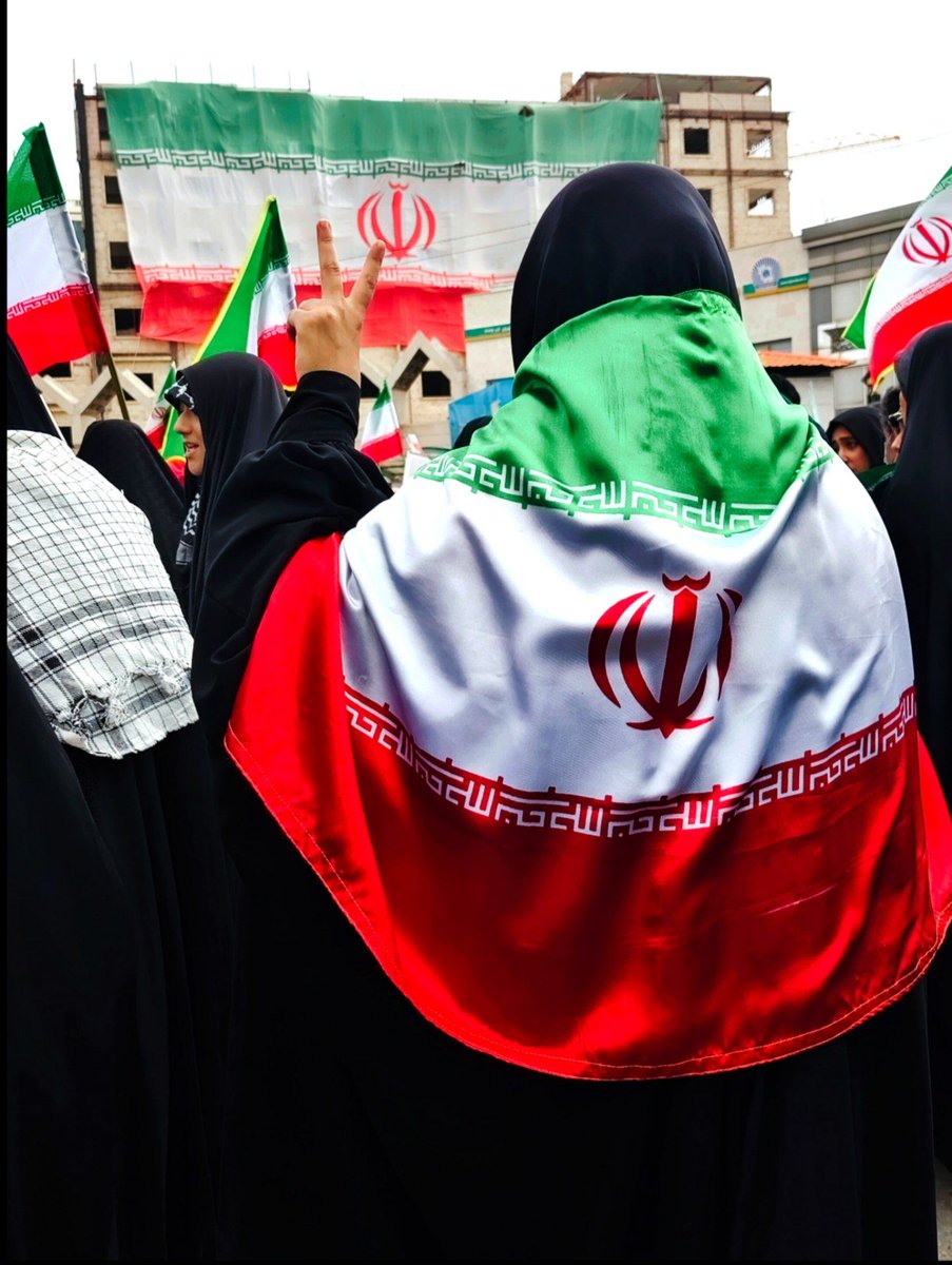 BraySty60426's tweet photo. حضور این جوانان چی رو نشون میده ؟ 
: رهبر اگر فرمان دهد 
جان را فدایش میکنیم .
شما چی میگین ؟ 
#روز_خوب_پیروزی 
#مشهد_ایران https://t.co/SdSENeX0Rv