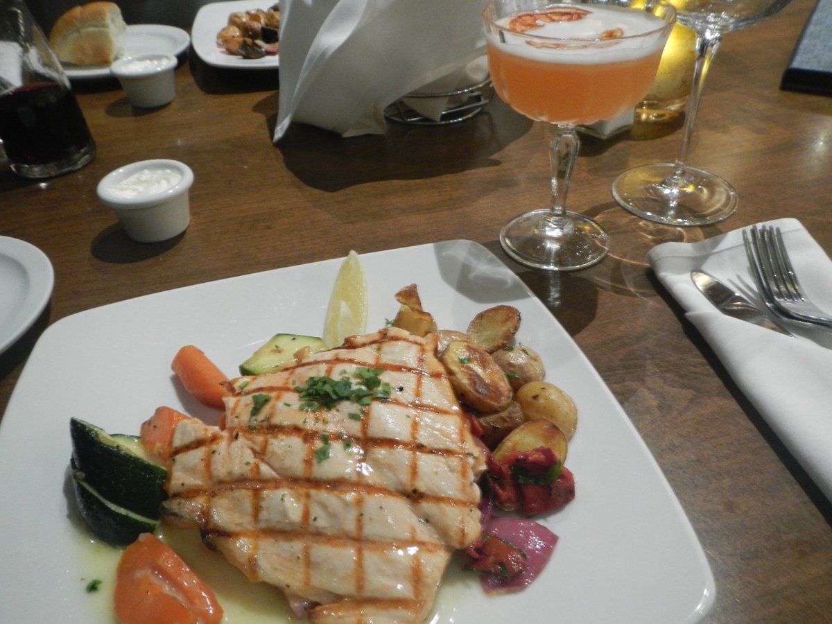 다들 음식사진은 어떻게 찍으시는 건가요

한 장은 플래시 켜두고 찍었고 다른 한 장은 텅스텐인데 나 이렇게 핏기 없는 연어 스테이크 처음봐.....