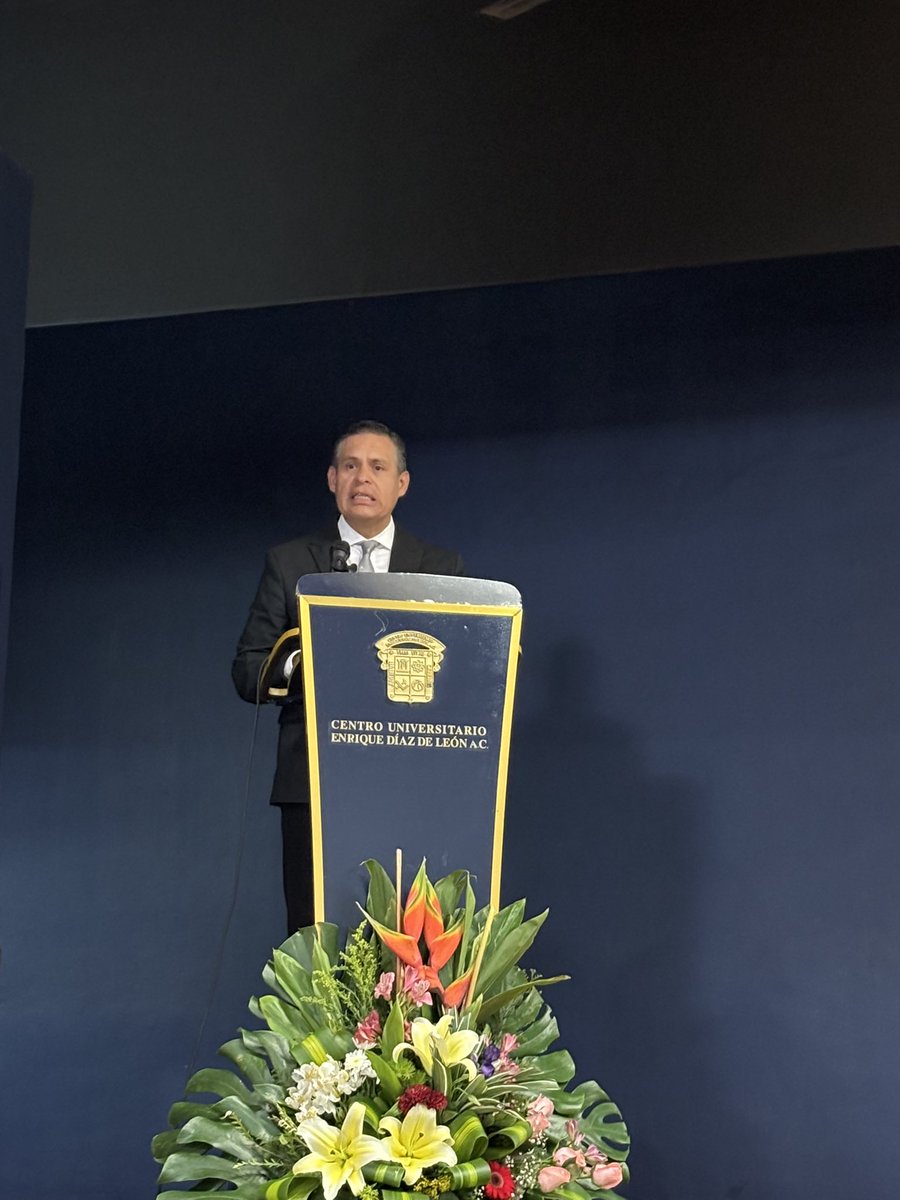 pviveros's tweet photo. Muchas felicidades al Maestro Marco a Antonio Robles Morales por su designación como Rector de la @UnedlU https://t.co/JYHwtTsCPH