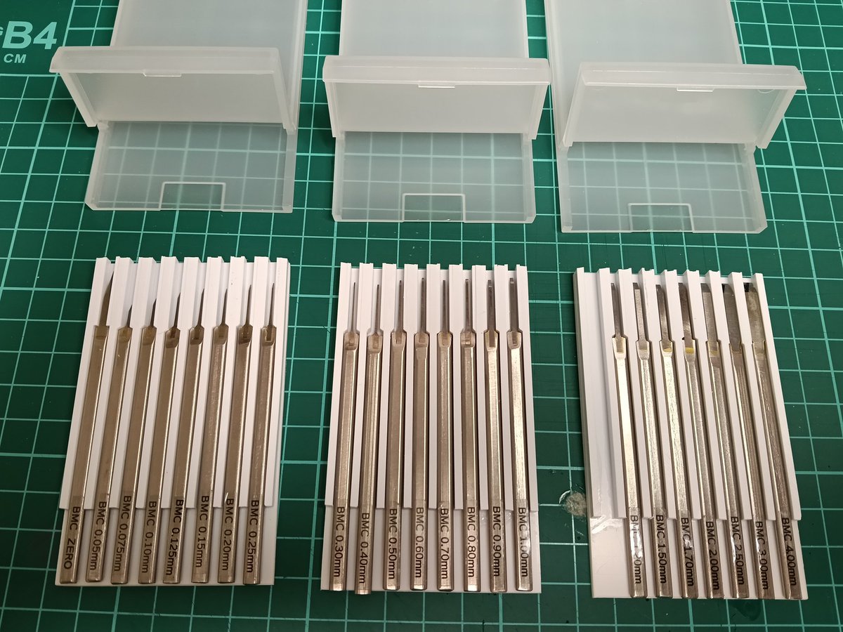 タガネケースの修正版、とりあえず形だけはできました。

このままだと名刺入れからケースごと落下する恐れがあるので、何かストッパーを取り付けたいところ。