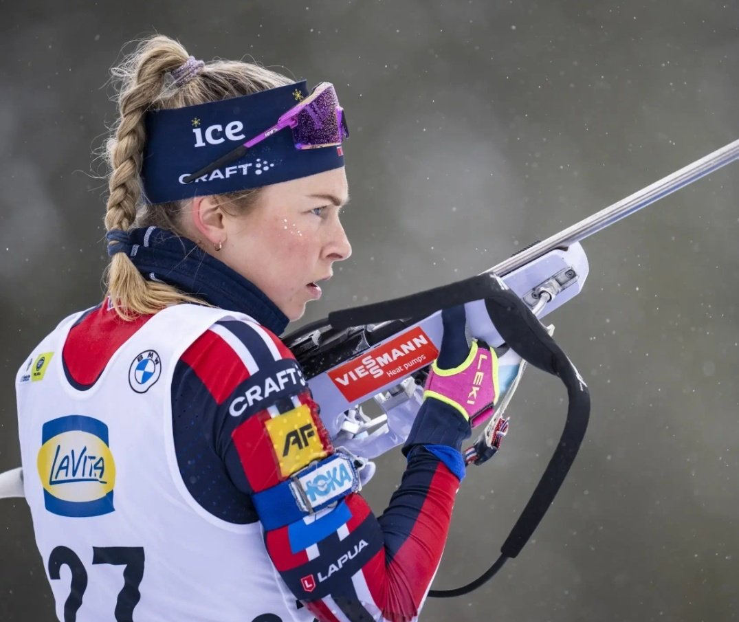 Norwegian biathlete Ingrid Tandrevold expressed her support for Ukrainians:

‘We send our prayers, hugs and warmth. We remember you every day. And we compete not only for the Norwegian flag, but also for the Ukrainian flag.’