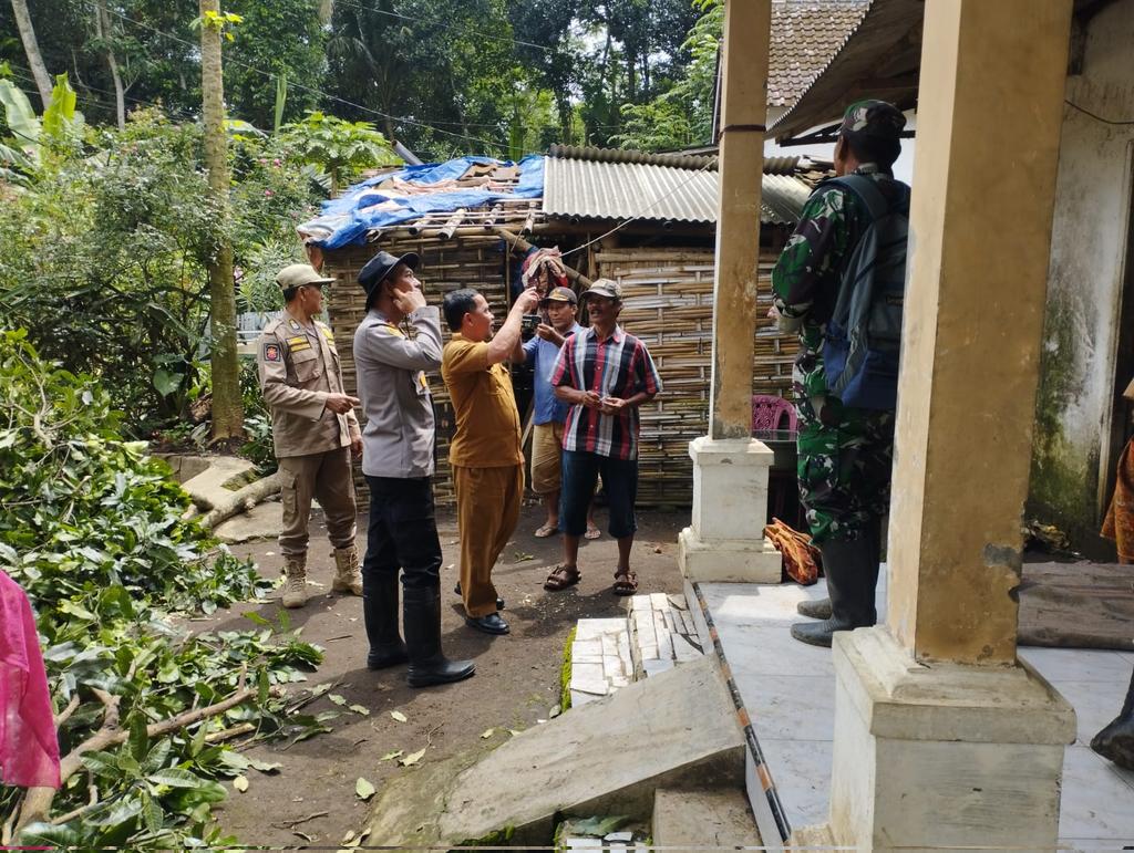 Koramil Tiris tanggap bencana bantu perbaikan rumah warga terdampak cuaca ekstrem #TNIAD #TanggapBencana #Babinsa #Teritorial Simak selengkapnya disini 👇👇👇 kodam5brawijaya.tni-ad.mil.id/danramil-tiris…