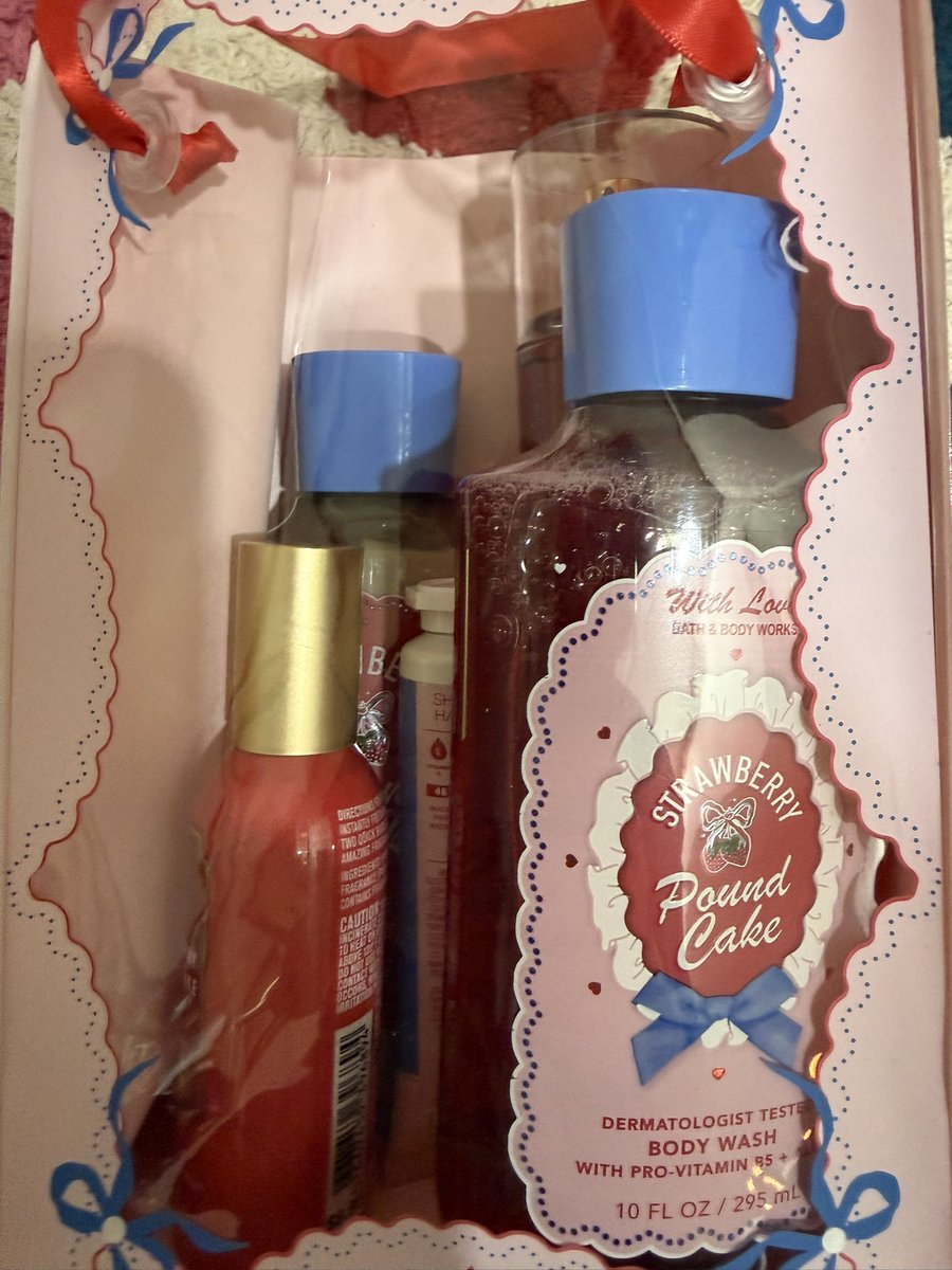CandaceHavens's tweet photo. Strawberry everything.  It smells so good. @bathbodyworks needs this scent as a staple. #ismellgood #mysteryauthor #mysterybooks #strawberry https://t.co/oOZP9gBIs0