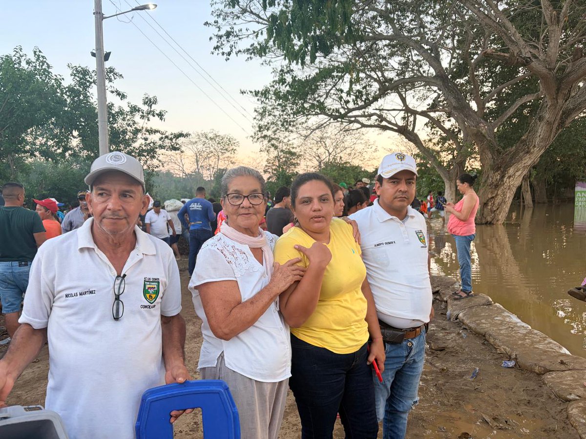 jac_loscedros's tweet photo. Presentes con ayuda en uno de tantos puntos criticos en la ribera del Rio Sinú. Aportamos 100 costales y 100 refrigerios al grupo de trabajo que está en la vereda Playas del Campano las 24/7, tirando sacos de tierras para evitar un desbordamiento. https://t.co/lHLPDl3azS