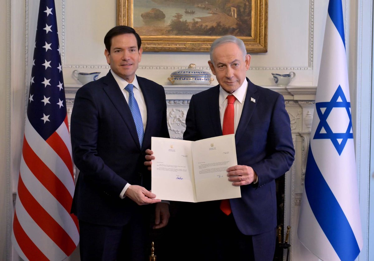 🇮🇱 Isreali PM Benjamin Netanyahu has officially signed Israel’s accession to the international “Peace Council,” affirming his participation in efforts to support stability and post-war governance in Gaza alongside world leaders. #PeaceCouncil #Gaza #Diplomacy