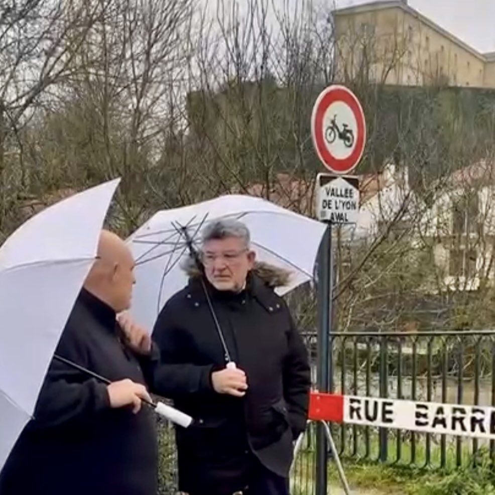 Lucbouard's tweet photo. ‼️Épisode de fortes pluies et vent à @larochesuryonfr.

L’Yon est étroitement surveillé avec des lâchers au barrage de Moulin-Papon.

Le plan communal de sauvegarde #PCS est activé depuis hier : services et partenaires mobilisés auprès des riverains.

Soyons tous vigilants ! https://t.co/FPsOyFQNCV