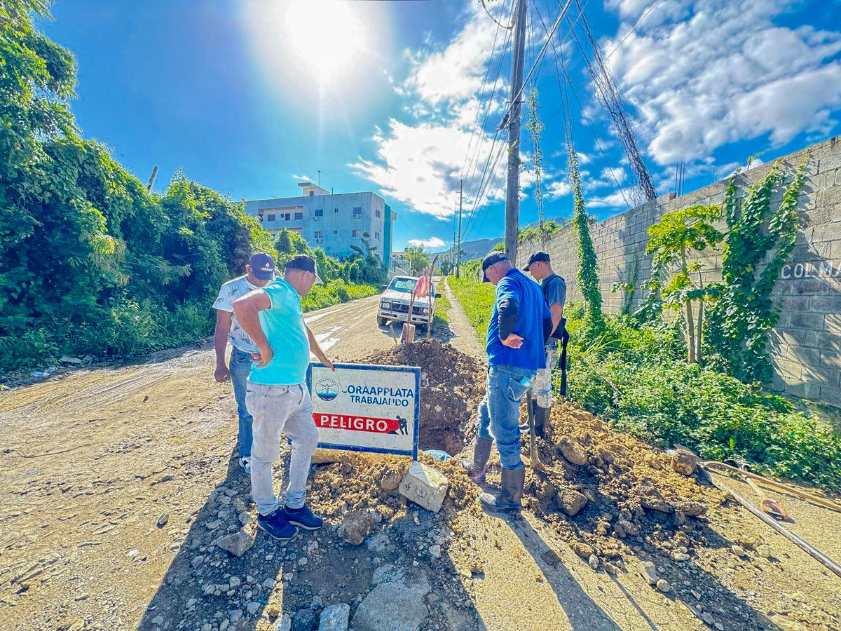 CORAAPPLATA, a través de su Departamento de Agua Potable corrigió una avería en la calle Los Muertos, sector Los Rieles, San Marcos, quedando restablecido el servicio para beneficio de la comunidad.