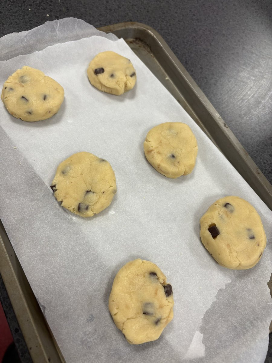 Dedication from Year 10 Work Skills, who came after school to cook 🧑‍🍳 their cookies and brownies. Very happy pupils left with their sweet treats! Well done Year 10 for the trial run.