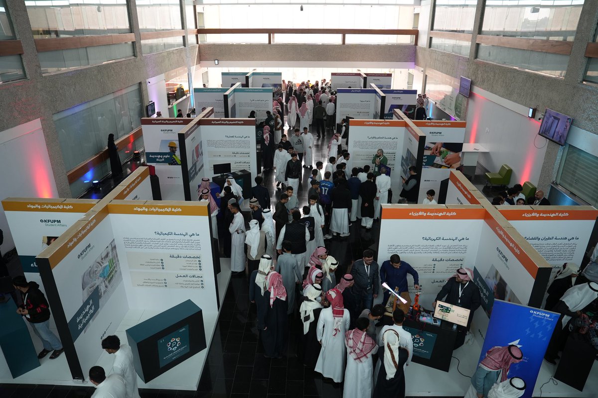 KFUPM_DSA's tweet photo. شهد #معرض_التخصصات_الجامعية في #جامعة_الملك_فهد_للبترول_والمعادن حضور أكثر من 1600 طالب وطالبة من المرحلة الثانوية يمثلون أكثر من 30 مدرسة 🏫 

المعرض شكّل منصة تعريفية متكاملة اطّلع من خلالها الطلاب والطالبات على التخصصات الأكاديمية والمسارات المهنية المستقبلية وتجربة الحياة الجامعية، بما يعزز قدرتهم على اتخاذ قرارات واعية لمستقبلهم الأكاديمي 📝📚

#KFUPM