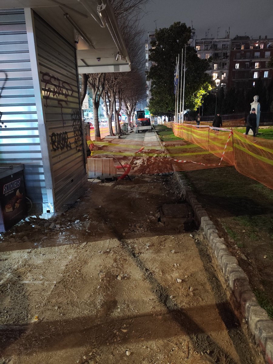 Από την περασμένη ανοιξη το κέντρο της Θεσσαλονίκης ανά τμήματα είναι έτσι. Γιατί αυτό χρειαζόμασταν, λέγαμε όλοι, ααααχ να έρθει ένας δήμαρχος να μας αλλάξει τα πεζοδρόμια και για ένα χρόνο να μας σπάσει τα @@