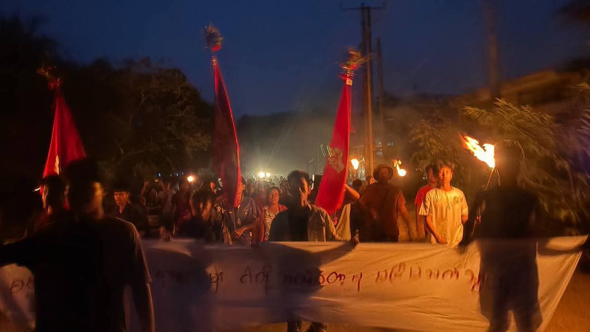 htartha76128693's tweet photo. Tonight in Tanintharyi Region, the DDMSC led an anti-coup protest march amidst daily terror since the 2021 regime change. They displayed a long banner reading: “We will never go silent under military dictatorship.”
#DaweiProtest
#2026Feb11Coup
#WhatsHappeningInMyanmar https://t.co/aw85T7Egab