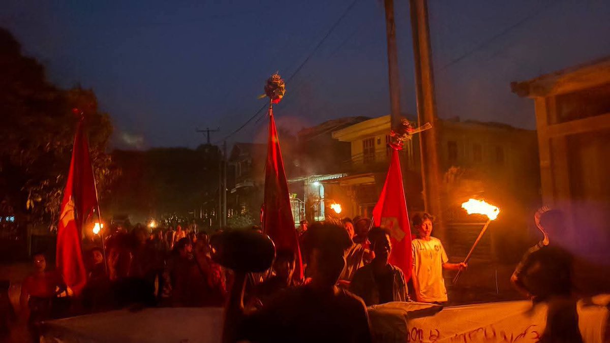 htartha76128693's tweet photo. Tonight in Tanintharyi Region, the DDMSC led an anti-coup protest march amidst daily terror since the 2021 regime change. They displayed a long banner reading: “We will never go silent under military dictatorship.”
#DaweiProtest
#2026Feb11Coup
#WhatsHappeningInMyanmar https://t.co/aw85T7Egab