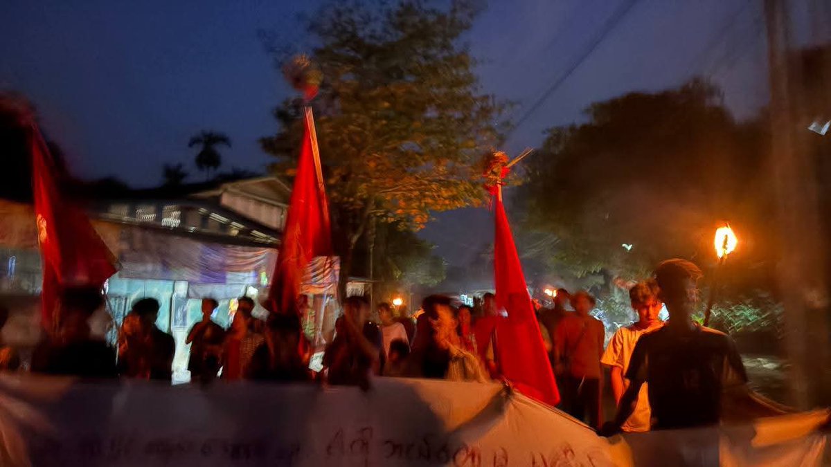 htartha76128693's tweet photo. Tonight in Tanintharyi Region, the DDMSC led an anti-coup protest march amidst daily terror since the 2021 regime change. They displayed a long banner reading: “We will never go silent under military dictatorship.”
#DaweiProtest
#2026Feb11Coup
#WhatsHappeningInMyanmar https://t.co/aw85T7Egab