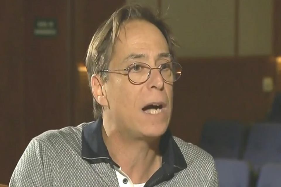 BrasilPost13's tweet photo. Pedro Cardoso: "Alguém coloque uma focinheira nesse porco sujo, vai falar Bosta na Casa do C*ralho".  👀

Dê sua nota de 0 a 10 para Pedro Cardoso, que vai pra cima desses fascistas sem medo ...   👏    👇 https://t.co/7UxLa5wRNt