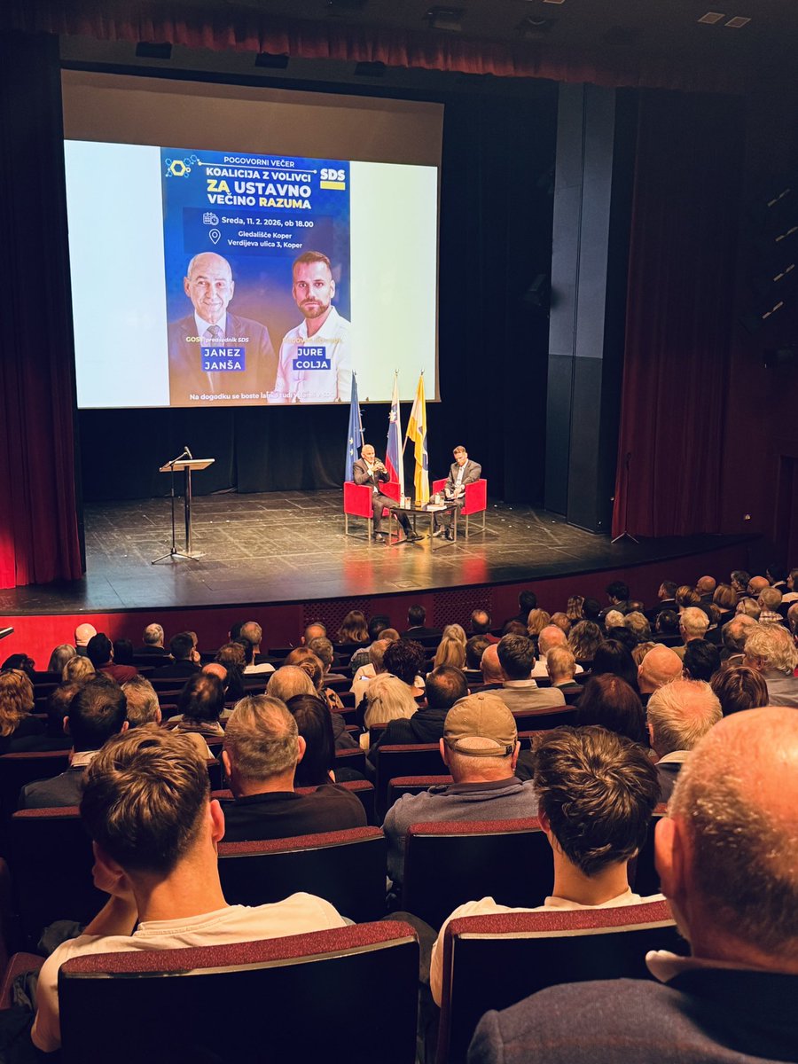 Vstala je obala. Polna dvorana na pogovornem večeru v gledališču Koper.✌️ #VKoalicijiZVolivci #ZaSlovenijo <a href="/JureColja/">Jure Colja</a>