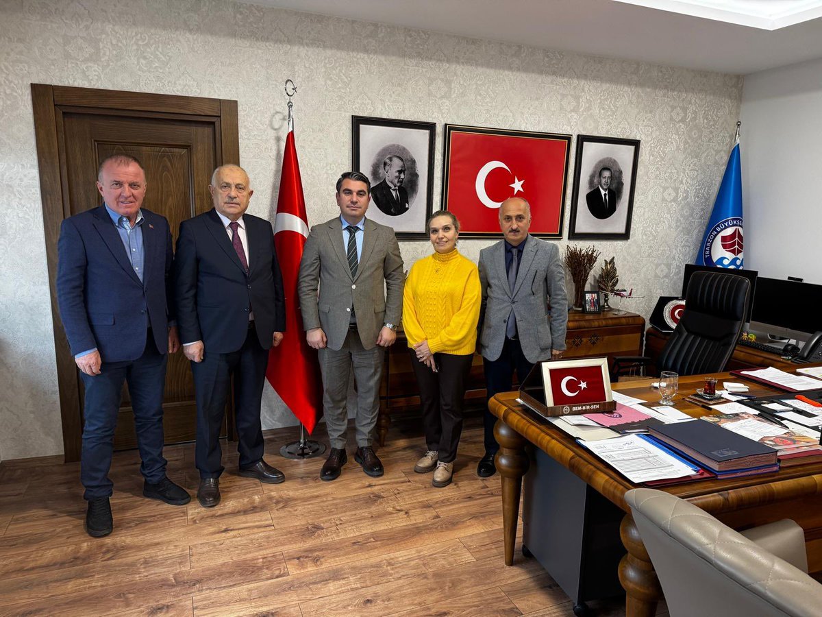 İl Başkanımız Muammer ŞAHİN Kadın Komisyon Başkanımız Nihan KARAKELLE ile birlikte Trabzon Büyükşehir Belediyesi Özel Kalem Müdürlüğüne atanan Güven BAYRAKTAR’a hayırlı olsun ziyaretinde bulundu. Görevi devreden Sefa KÜÇÜKALİ’ye hizmetlerinden dolayı teşekkür ederiz.