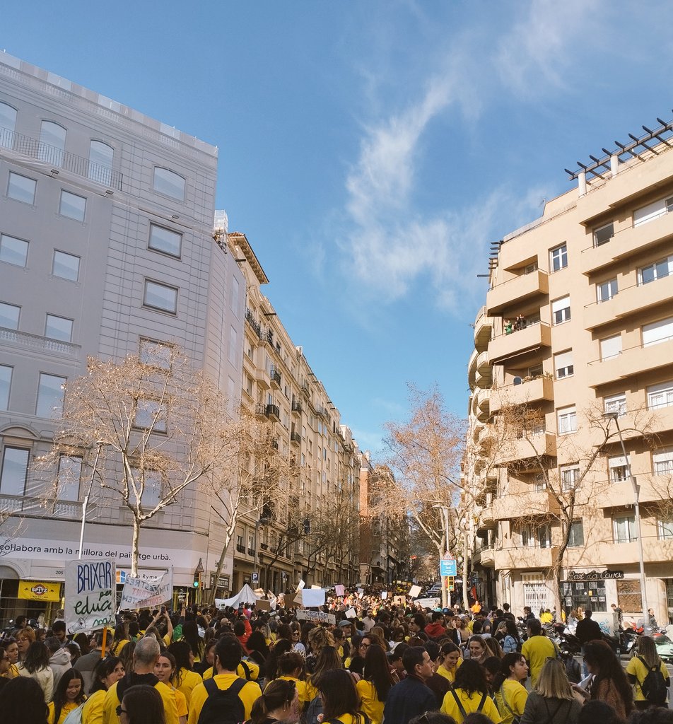 Les docents, lluitant també estan educant! #educacio #11f #VagaEducativa