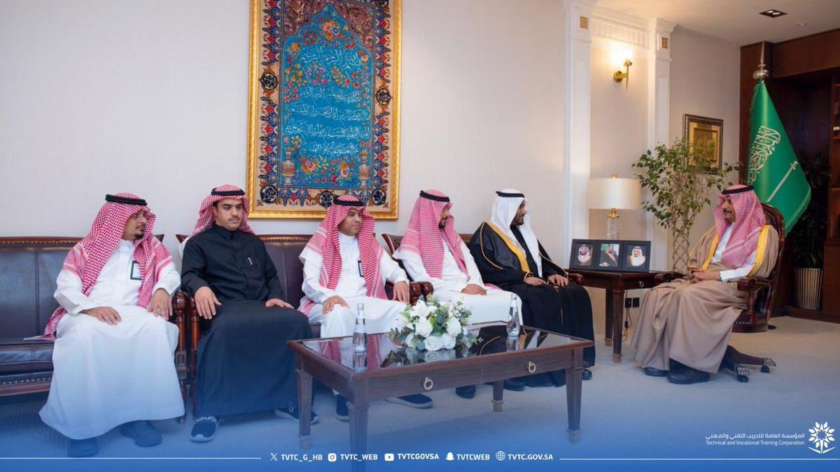 💠 استقبل صاحب السمو الأمير عبدالرحمن بن عبدالله بن فيصل محافظ حفر الباطن في مكتبه اليوم، عميد الكلية التقنية بالمحافظة الأستاذ محمد بن حماد الشمري يرافقه وكلاء الكلية ورئيس قسم التنسيق الوظيفي .
 
 حيث قدّم لسموه نسخةً من التقرير الفصلي الأول لأعمال الكلية التقنية  للعام