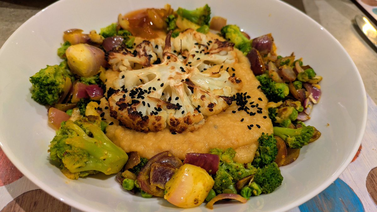 VeganOlive1's tweet image. Cauliflower steak with yellow split pea Dahl, fried veggies with turmeric garlic and ginger, kalonji seeds &amp;amp; mango chutney #Vegan #Crueltyfree #Nutritious 🌱🌻♥️👌