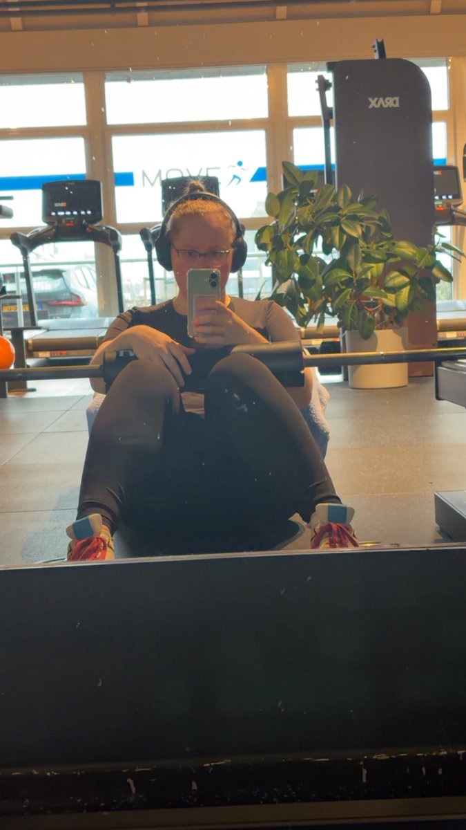 A year ago I couldn’t even tie my own shoe laces bc of a herniated disc in my back, had surgery for it and now I’m at the gym doing 50kg deadlifts