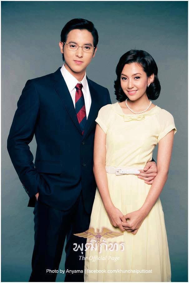 ในที่สุดก็มีคนคิดเหมือนชั้น🥹
In fact ทรงผมกรองแก้วควรเป็นตามภาพนี้ง่ะ ยุค2500ผญ.ดัดผมสั้นทาปากเข้มๆแบบมารตีกันทั้งพระนครค่ะ  ส่วนแฟชั่นผมยาวลอนหลวมๆทาปากชมพูแบบกรองแก้ว=นางเอกเกาหลีค่ะ55555

//และใช่ ทรงผมดัดสั้นตามแฟชั่นยุคนั้นมักเป็นทรงของนางร้ายในละครเสมอ อิดอก นอย