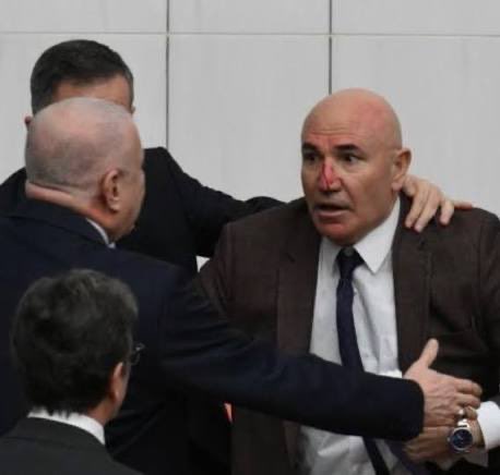 baszekeriya's tweet photo. Tüm gayri meşru işlerde en ön safta yer alan Mahmut Tanal eşşek sudan gelene kadar dayağı hak ediyor. 
Eline sağlık @OsmanGokcek_ https://t.co/LWQjDzbYSF