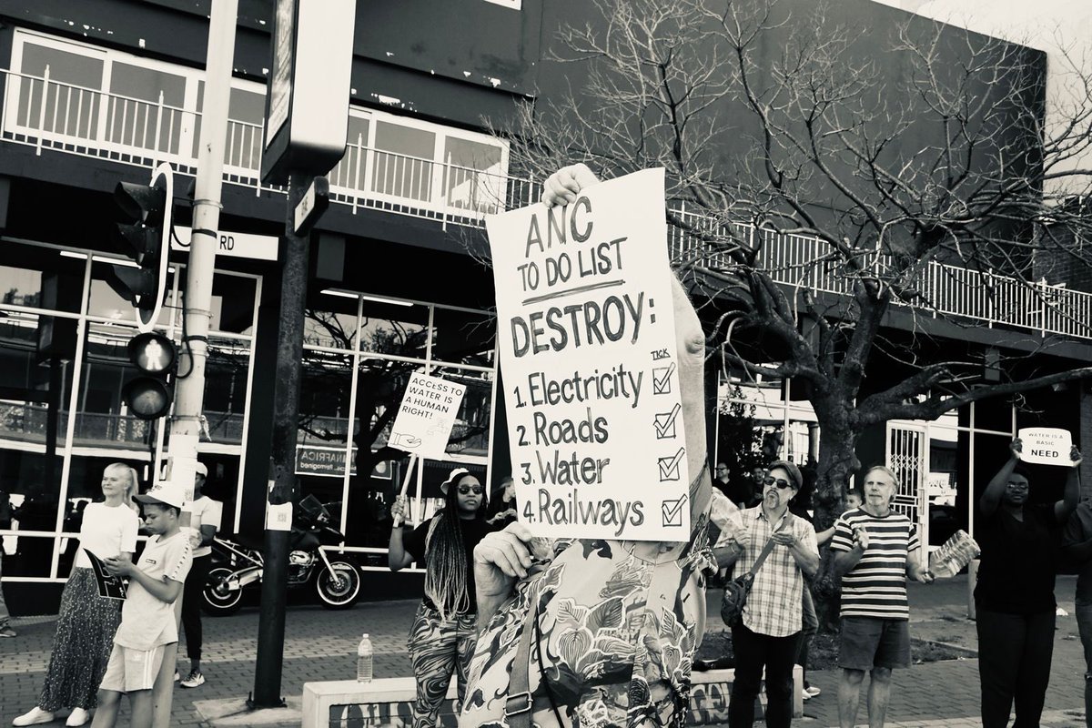 ilovemelville's tweet photo. More photos from today’s #WaterProtest in Melville! 3/4 photos by Louine https://t.co/wdCnMAn1YN