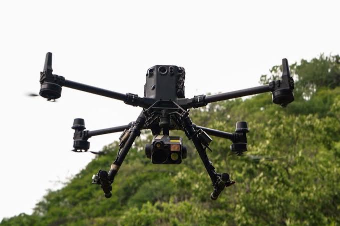🚨 Drones operados por un grupo de crimen organizado mexicano violaron el espacio aéreo de Estados Unidos cerca de El Paso, Texas. Las autoridades estadounidenses los detectaron y neutralizaron, evitando posibles riesgos en la zona. 🛡️