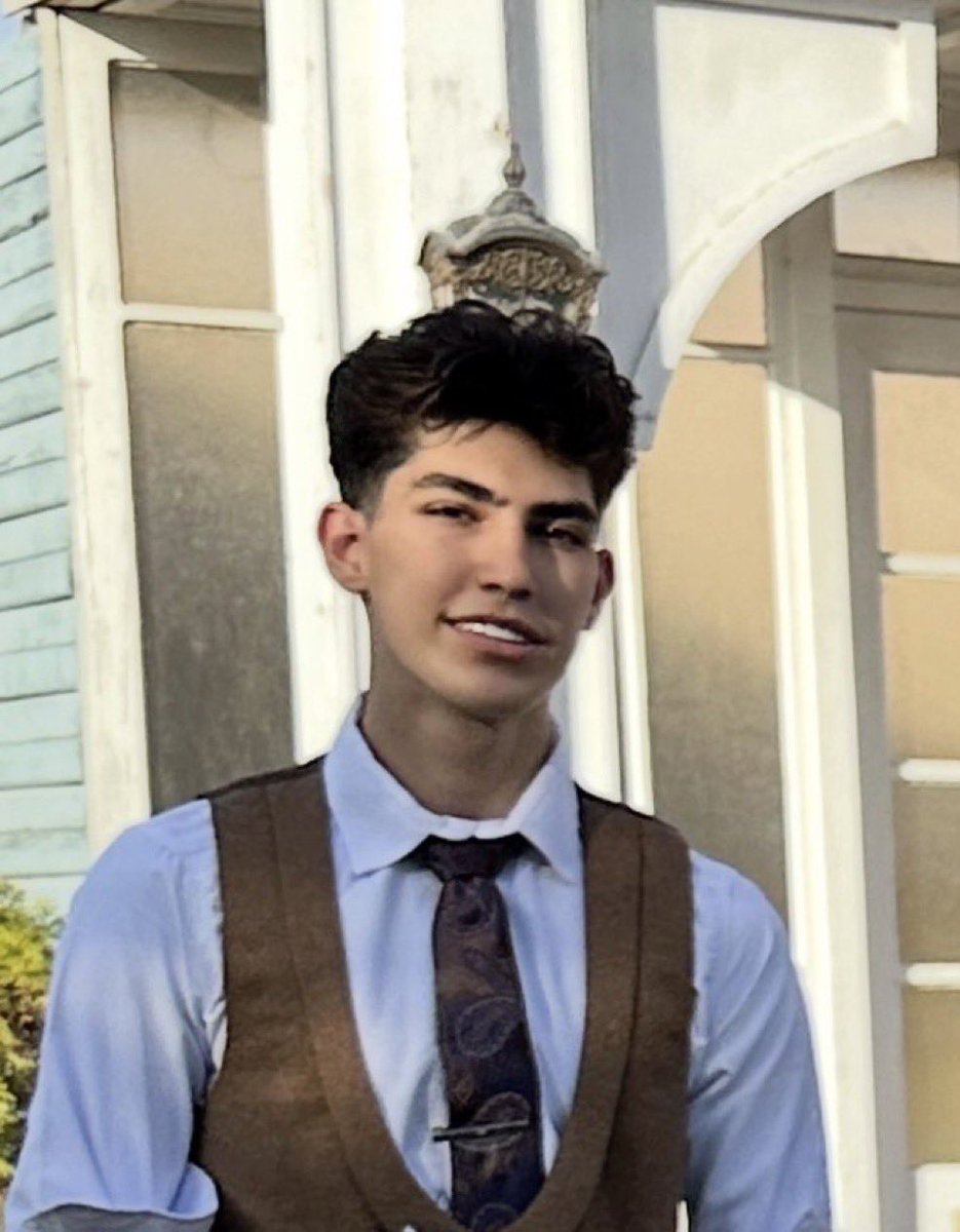 #شروین_باقریان و #صالح_محمدی ، دو جوان معترض ۱۸ و ۱۹ ساله هستند که بهشون حکم اعدام دادن.
به انفرادی منتقلشون کردن و هر لحظه ممکنه که در ملا‌عام اعلام بشن.
از شروین و صالح بگید، نذاریم جاویدنام بشن.