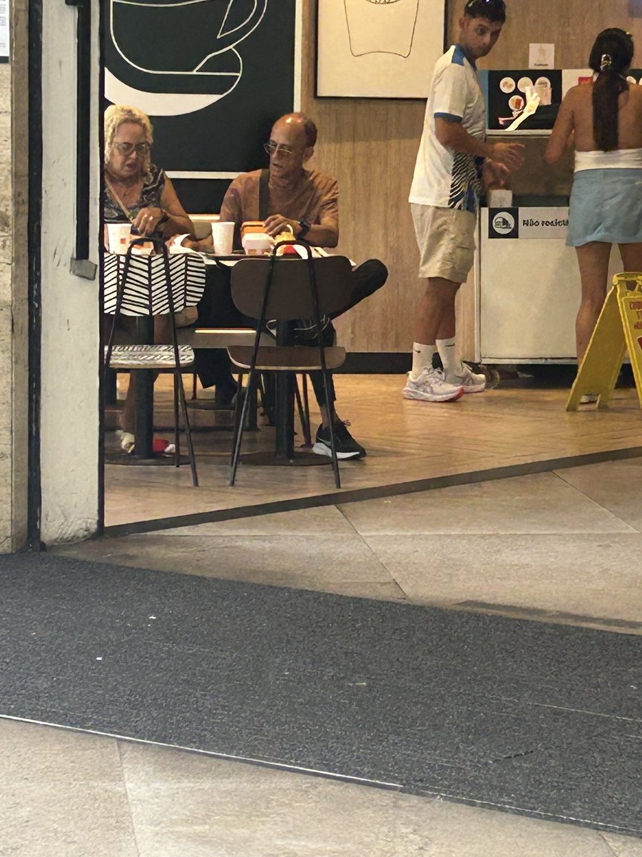 brunofile's tweet photo. Enredo é visto em shopping da Zona Sul. Esse é o segredo pra chegar arrebentando na Sapucaí! Pra cima, Ciça! 🔴⚪️💀 @SambistaDaDepre https://t.co/R8Lz1YsZw6