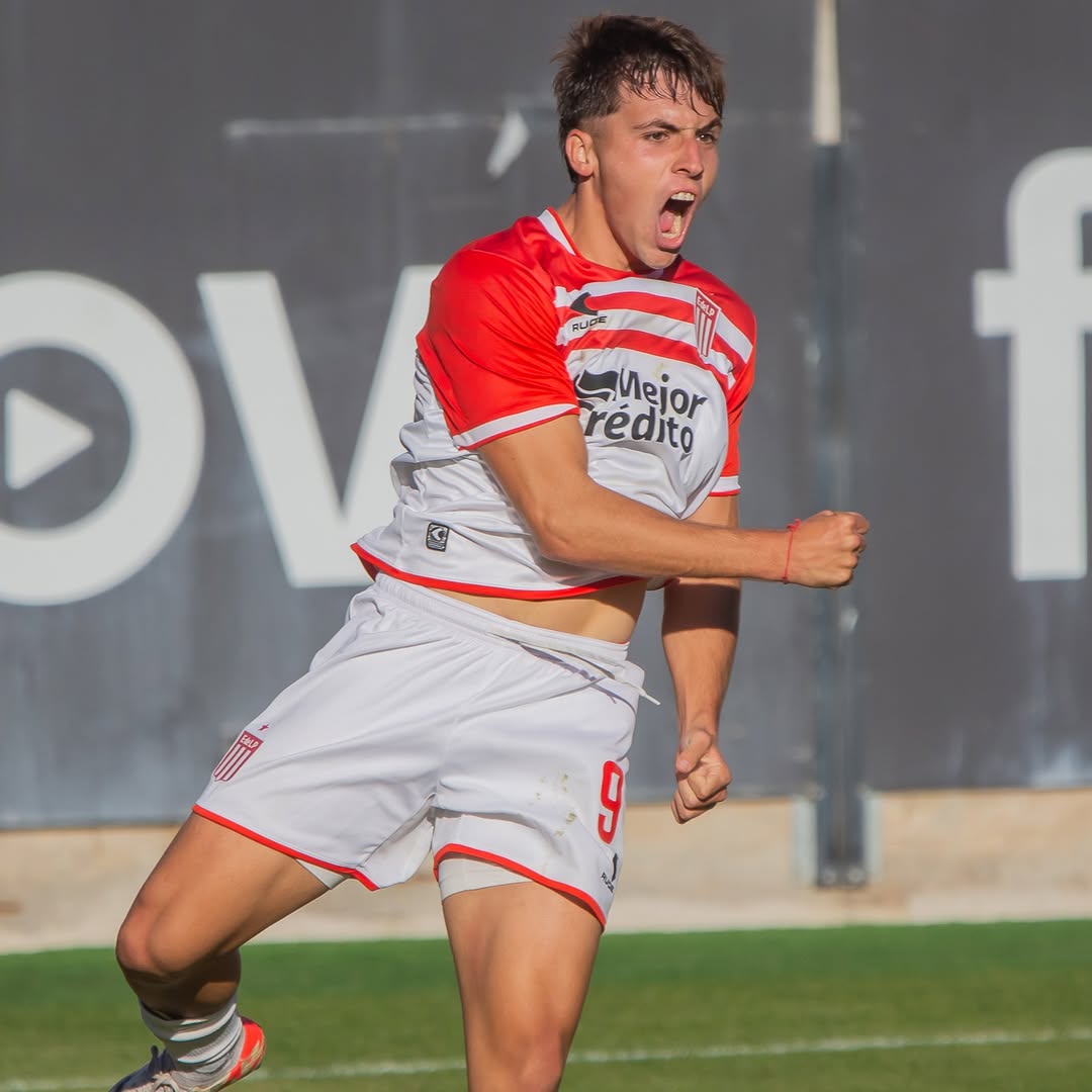 Luca Arfaras se sumará a #SanMartínTuc para disputar la #PrimeraNacional 2026.

*️⃣ Es centro delantero pero puede jugar por todo el frente de ataque.
Tiene 19 años y en el torneo proyección de reserva jugó 20 partidos y marcó 6 goles ⚽

▶️ Será cedido a préstamo desde
