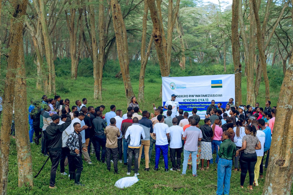 moses_katurebe's tweet image. Today, In Nyagatare city we had a privilege as Youth #Intore to be joined by Hon.Governor @PudenceR in participating in Urugerero rw'Inkomezabigwi 13 Activities in Igitondo cy'Isuku to have a clean city. 
"Dukomeze kwita ku isuku n'isukura mu Mujyi wacu" 
#GreenNyagatare