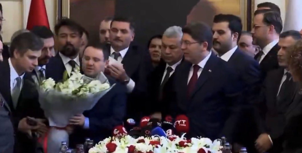 Akın Gürlek’e Mehmet Akif Ersoy’a toplu sekste üçüncülük yapan partner Furkan Torlak’ın elinden çiçek verdirdiler. Bu fotoğraf çok şey anlatıyor.