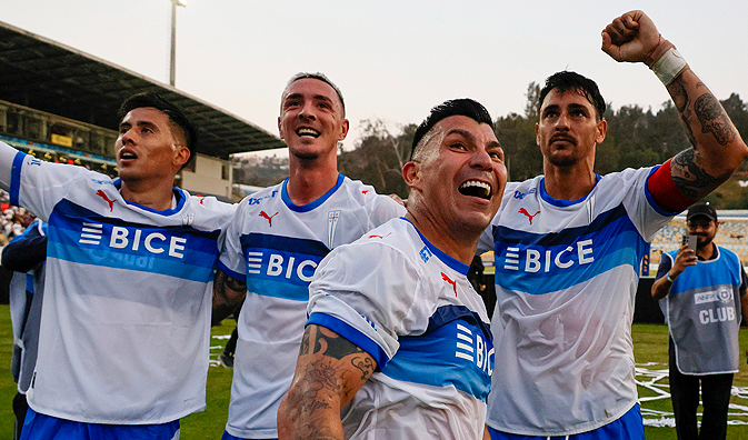 samuelrivasd's tweet photo. @Cruzados Ojalá sea de mejor material que la de local, está bien que mojen la camiseta pero se ve que salen empapados en los partidos. Cero evaporación, mala tecnología @PUMAChile https://t.co/tmVz2CrunR