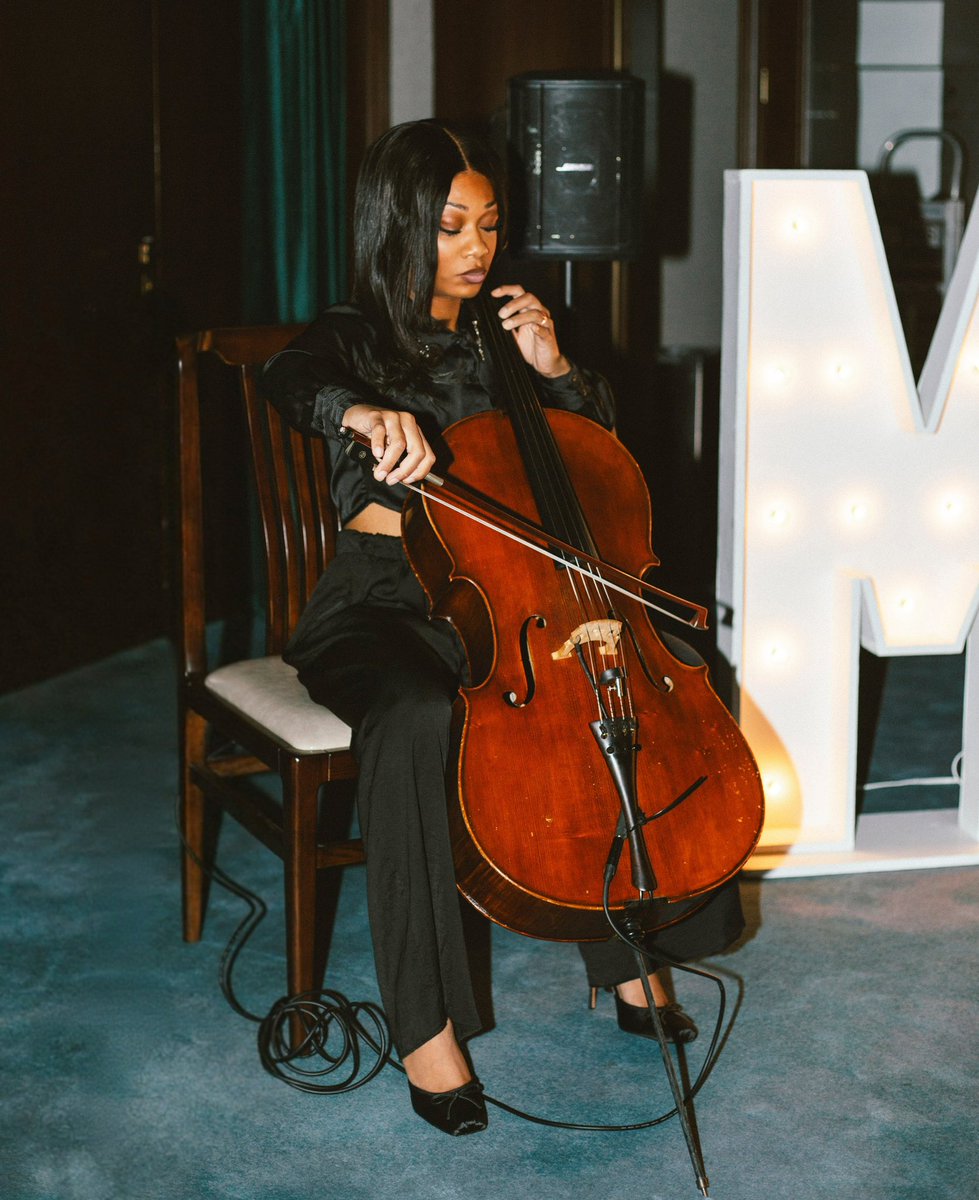 KlarcNaomiMusic's tweet image. When you know, you know🌹💍🎻 #wlw #Proposal