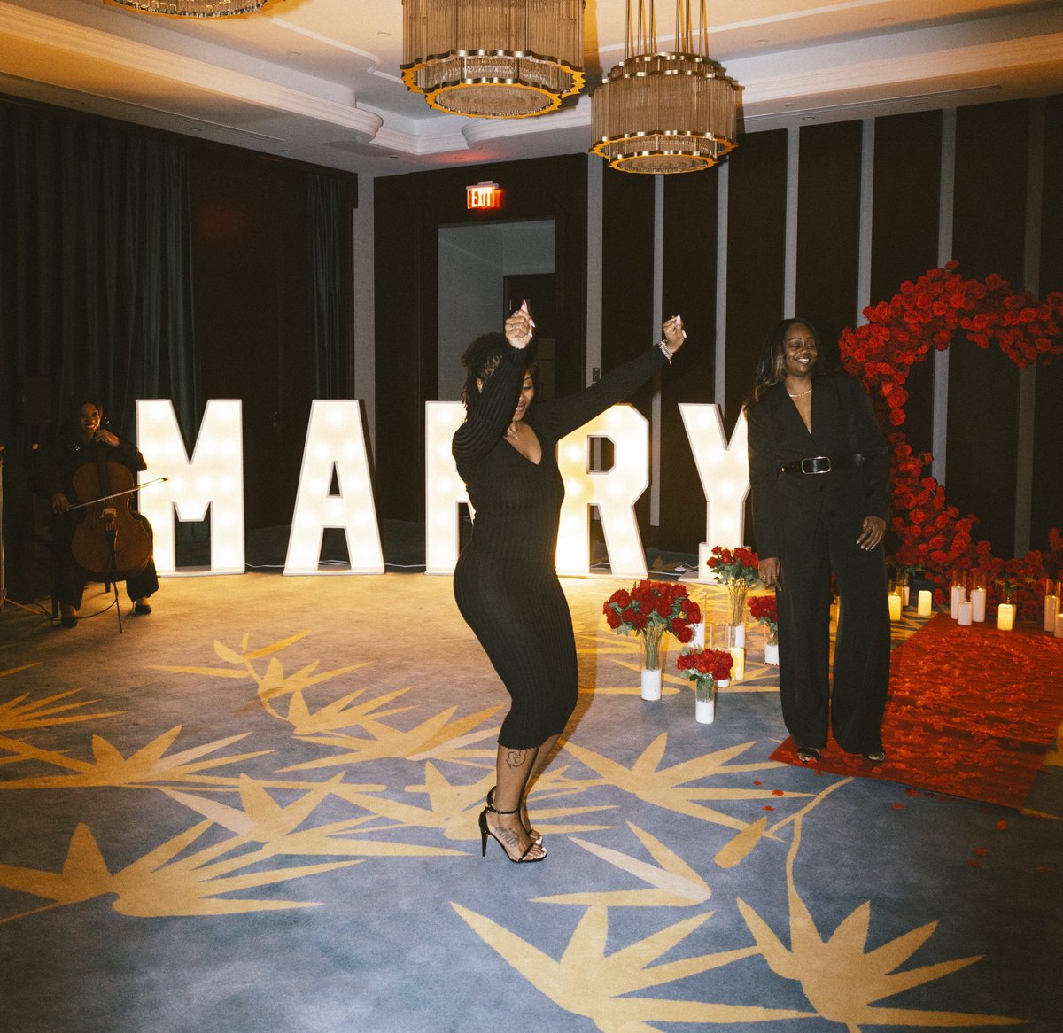 KlarcNaomiMusic's tweet image. When you know, you know🌹💍🎻 #wlw #Proposal