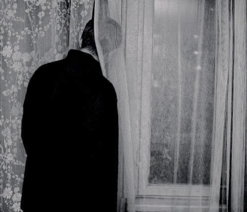 “İçimde savaşacak güç kalmamıştı. Zayıf biri olduğum için değil, hiçbir şeyin katiyen çabaya değmeyeceğini hissettiğim için. Pes etmedim, sadece sürüklenip gittim.”

— Franz Kafka