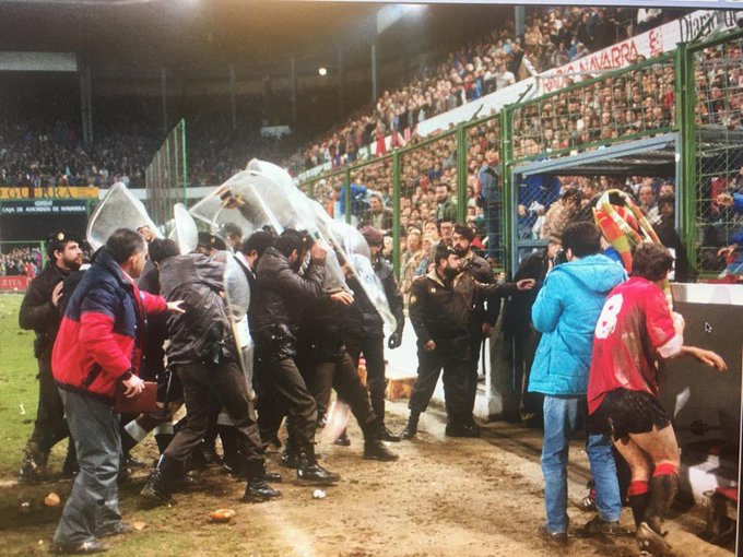 Cualquier atisbo de comparación entre ese fútbol y este deporte de ahora...en que momento dejamos el fútbol en sus sucias manos,nos lo han robado todo