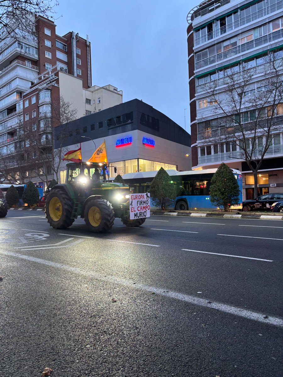 Los tractores regresan a casa tras las movilizaciones en Madrid ante la sede del <a href="/gobmapa/">Ministerio de Agricultura, Pesca y Alimentación</a> 

📸📸Fotografías: una columna de tractores a su paso por la calle Francisco Silvela.
agropopular.com/tractorada-mad…