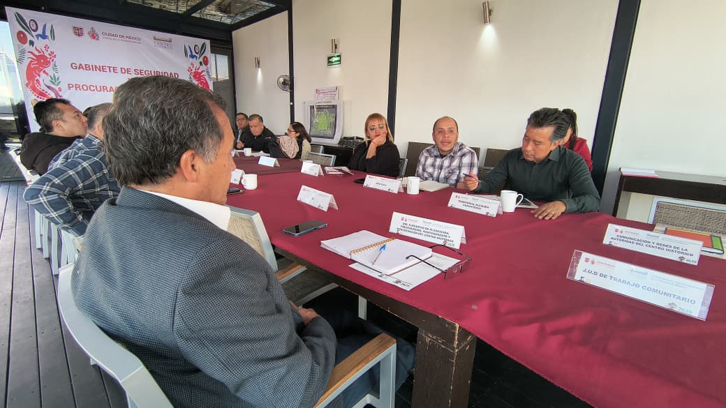 ach_CDMX's tweet photo. Hoy en nuestro Gabinete de Seguridad y Procuración de Justicia del #CenroHistórico informamos: ⬇️
#PolicíaAuxiliar visitó 35 establecimientos comerciales y retiró a 10 menores en Alameda Central
#SectorCentro de la @SSC_CDMX mantienen acciones de vinculación ciudadana, pasajero seguro, protoescolares, recuperación de espacios y vialidades como apoyo de dispositivo en Eje 1 Norte para retiro de enseres 🚔
#SectorAlameda remitieron a una persona al Ministerio Público, 165 visitas domiciliarias, 80 visitas a comercios, 40 vehículos revisados, 25 carros, 22 motos y 10 protoescolares 🏫
Dirección de Mantenimiento de la #ACH recolocó bolardo en San Ildefonso y República de Argentina, reparó banqueta entre Monte de piedad y Palma, desazolvó coladera de la estación de @MetrobusCDMX Teatro del Pueblo
Subdirección de Comunicación y Redes dio seguimiento a las peticiones vecinales con la @SPAOVP_CDMX para el retiro de comercio en vía pública en Peña y Peña, colocación de estructuras metálicas en Las Cruces y República de Uruguay, carga y descarga fuera de horario
@SAPCI_CDMX informó el reporte de tiradero clandestino en Mesones 9 el cual se gestiona su atención. Solicitan atención en Escuela Secundaria de Regina 85 para evitar que padres de familia se estacionen en lugar prohibido e invadan espacio. Solicitaron reacomodo de macetones en La Ciudadela 🪴
#SubsecretaríaDeControlDeTránsito infraccionó a 96 vehículos: 42 🏍, 48 🚗, cuatro 🚛y dos 🚖 Implementó dispositivos en el confinado del @MetrobusCDMX en Belisario Domínguez y República de El Salvador