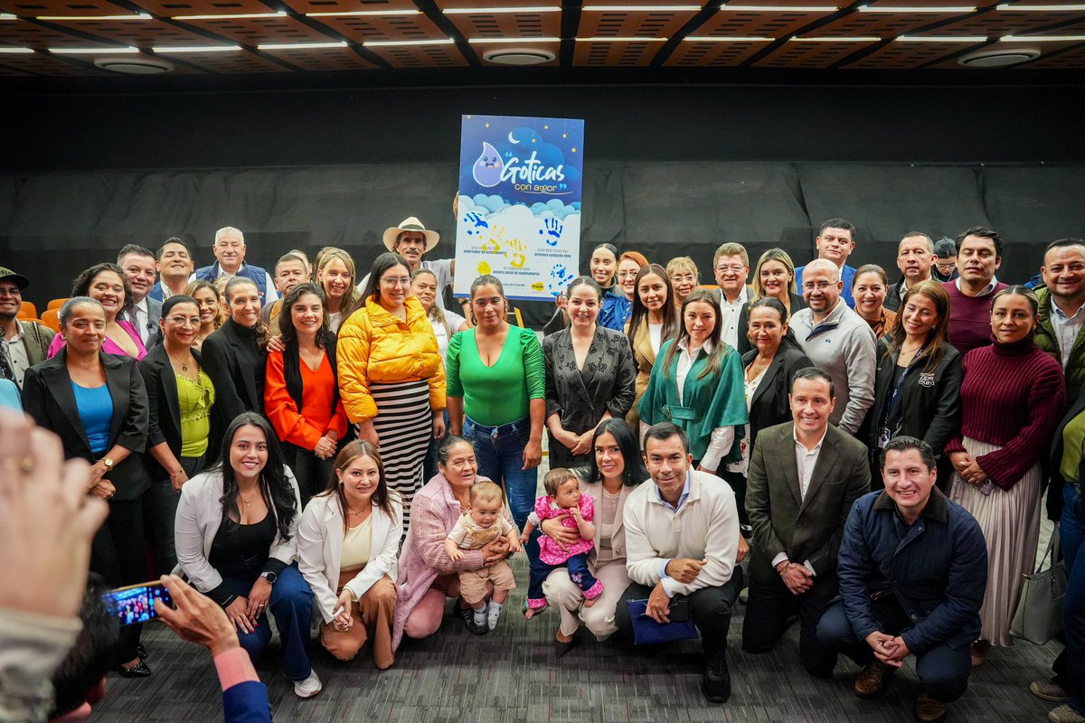 JorgeEmilioRey's tweet photo. Cuando haga mercado en los almacenes de la cadena Éxito (@almacenesexito) y el cajero o la cajera le pregunte si quiere donar el cambio de su pago, le sugerimos que diga SÍ, porque le puedo dar testimonio de que cada peso que dona es empleado para el programa Góticas con Amor, que brinda paquetes alimentarios a las familias que tienen madres gestantes o niños menores de 2 años, y no pueden brindar las kilocalorias necesarias para un correcto desarrollo físico y cognitivo. 

Con la @Fundacion_Exito este año beneficiaremos a 1.500 familias de 24 municipios, una inversión de $2.700 millones con resultados impactantes. Por ejemplo, en 2025 redujimos el retraso en talla infantil del 25,9 % al 20,3 %, cuatro puntos menos de desnutrición.

Mi reconocimiento a la Fundación Éxito y a su equipo directivo, a Diana María Pineda, por todo su apoyo y respaldo durante estos 10 años impactando el departamento con este programa. De manera especial, mi gratitud por la gran labor de la gestora social, Alexandra Pulido (@alepulidoq); asimismo, al secretario de la Familia y lo Social (@SocialCundi), Mario Correa, y a los alcaldes por ser grandes aliados para el desarrollo.