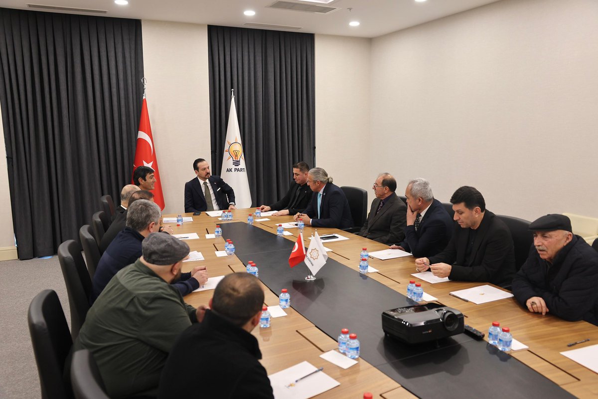 zorlu77's tweet photo. Genel Merkezimizde iki hemşehri kuruluşunu ağırladık. Ankara’da yaşayan hemşehrilerimizin görüş ve değerlendirmeleri çalışmalarımızda bizlere her zaman yol gösterici oluyor. 

Nazik ziyaretlerinden dolayı Yozgatlılar Birlik ve Dayanışma Vakfı Başkanı Durak Turan Düz ile Başkentteki Yerköylüler Derneği Başkanı İsa Kaya’ya teşekkür ediyorum.